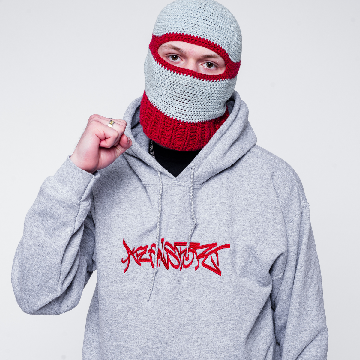 Helfri Hoodie gestickt von ATZENSPORT in Grau, getragen