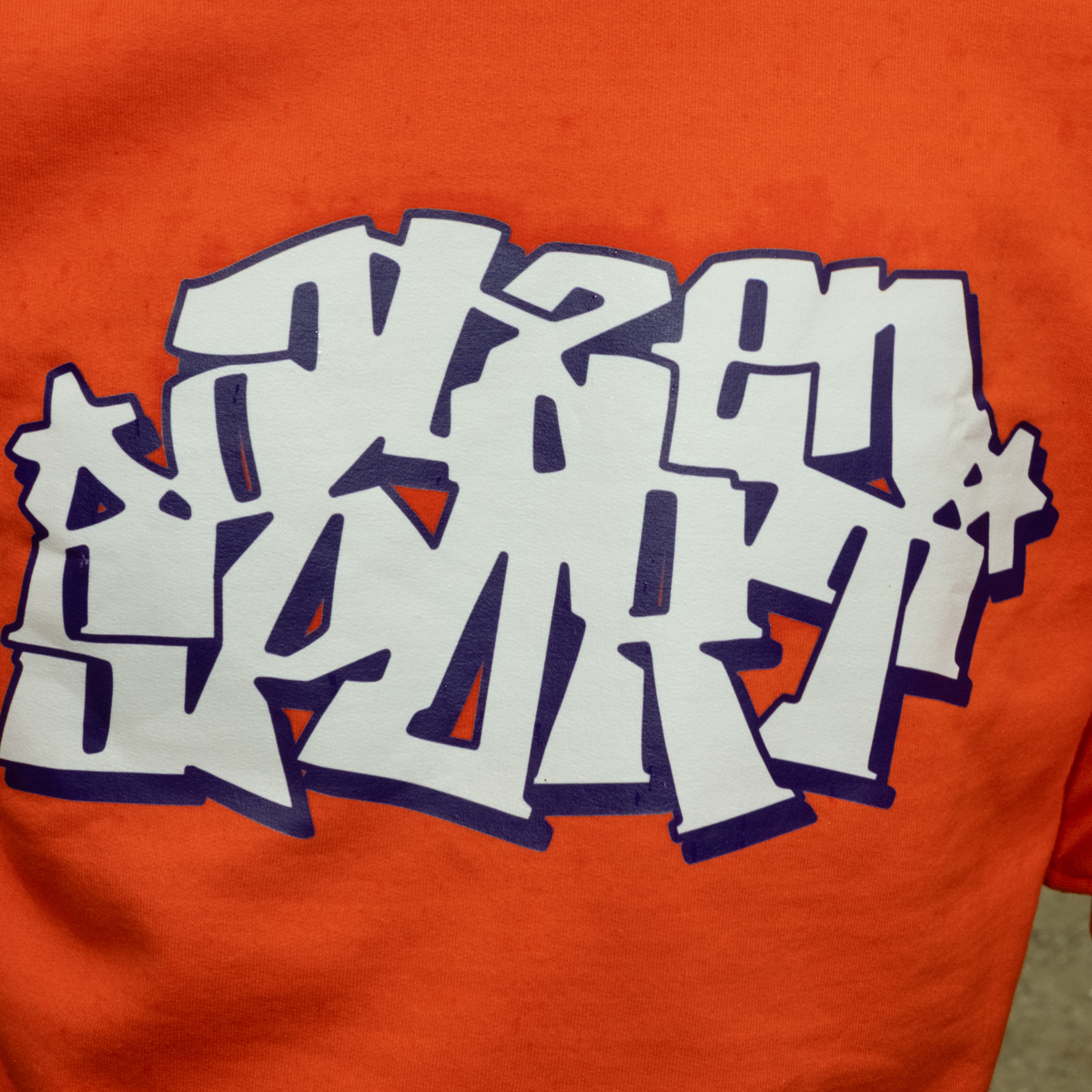 Macs Sweater von ATZENSPORT in Orange, getragen von vorne