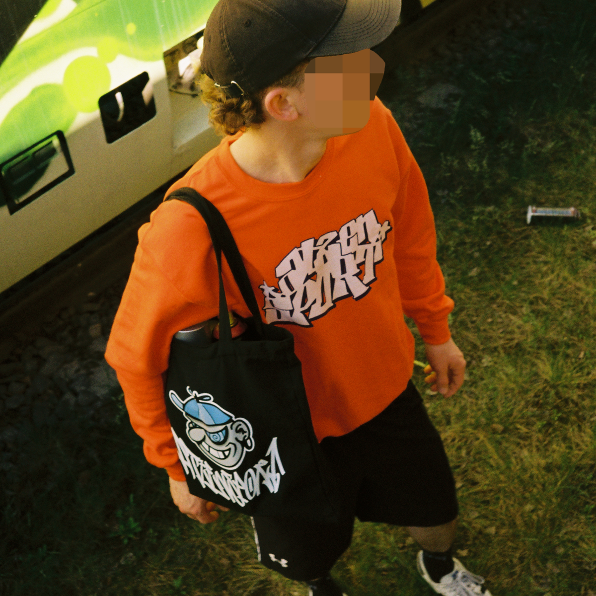 Macs Sweater von ATZENSPORT in Orange, getragen im Detail