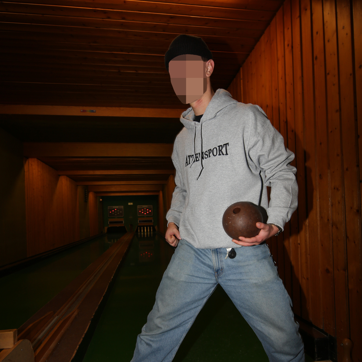 Richie Hoodie gestickt von ATZENSPORT in Grau, getragen