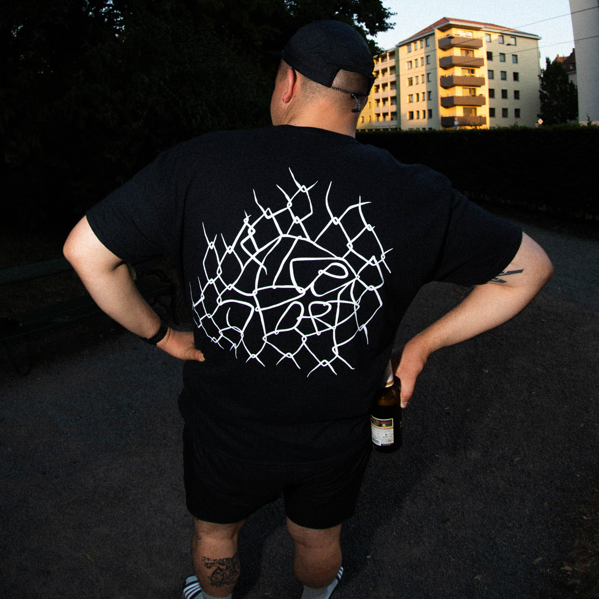 Koji T-Shirt, Backprint im Maschendrahtzaun-Design