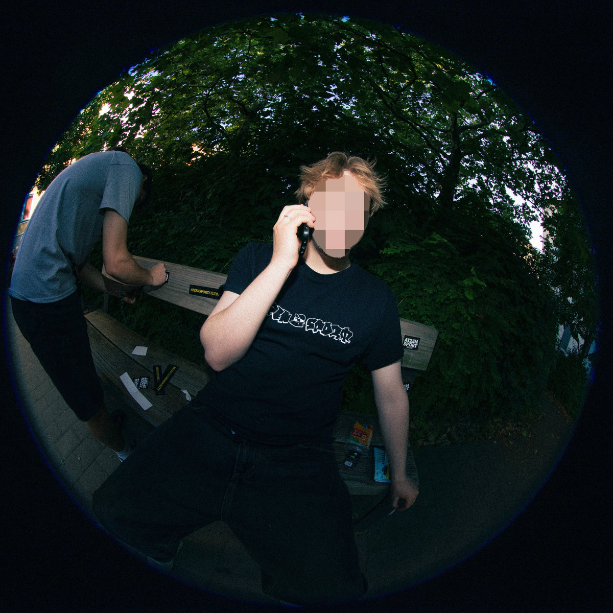 Silas T-Shirt in Schwarz, getragen