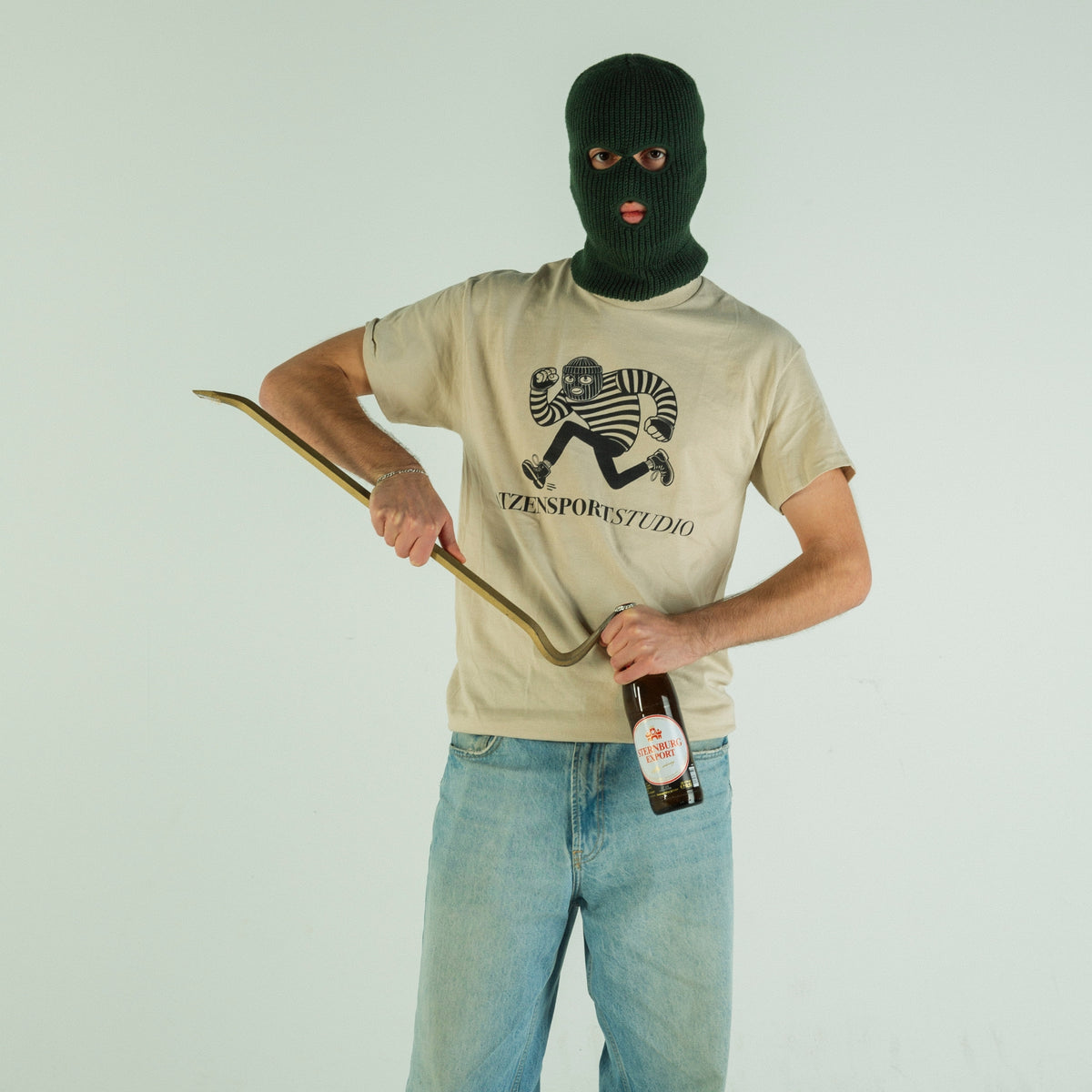 Tatrian T-Shirt in Beige, getragen