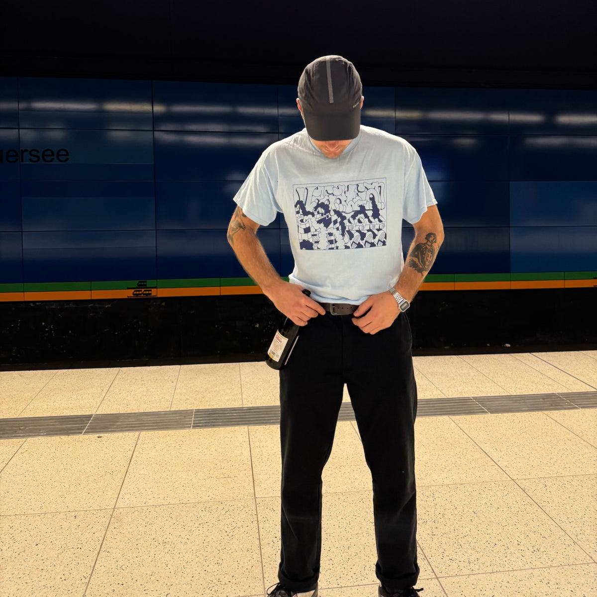 Vacation T-Shirt in Hellblau, getragen