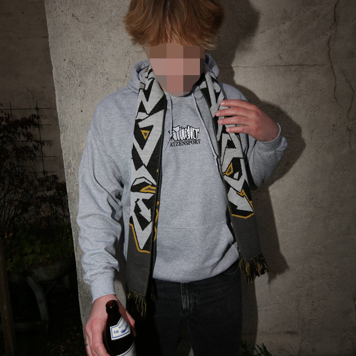 Bound Hoodie von ATZENSPORT, getragen