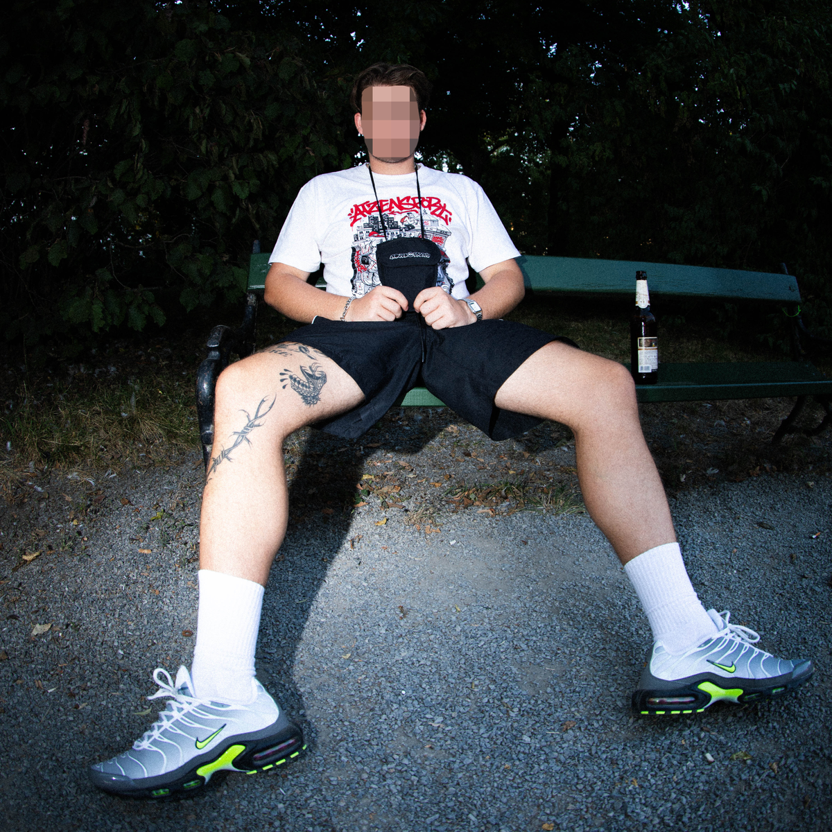 ATZENSPORT x Jonas Cozone T-Shirt in Weiß, getragen