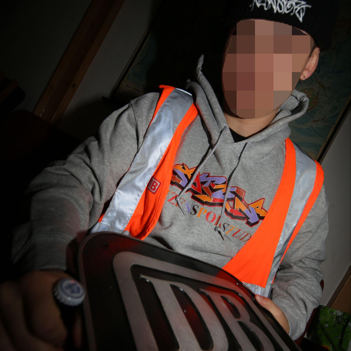 Phior Hoodie in Hellgrau, getragen