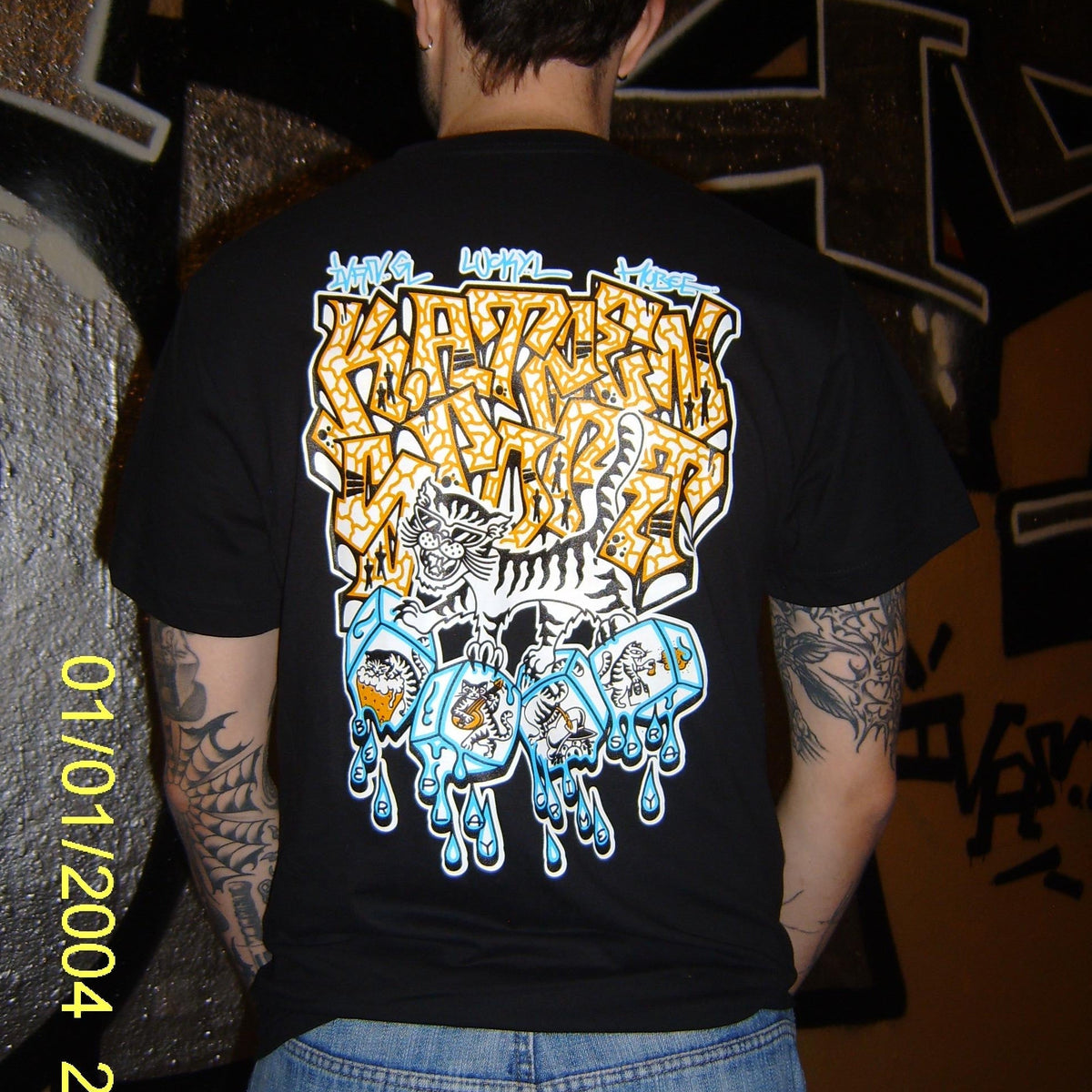 K.Atzensport T-Shirt in Schwarz, getragen, mit buntem Backprint